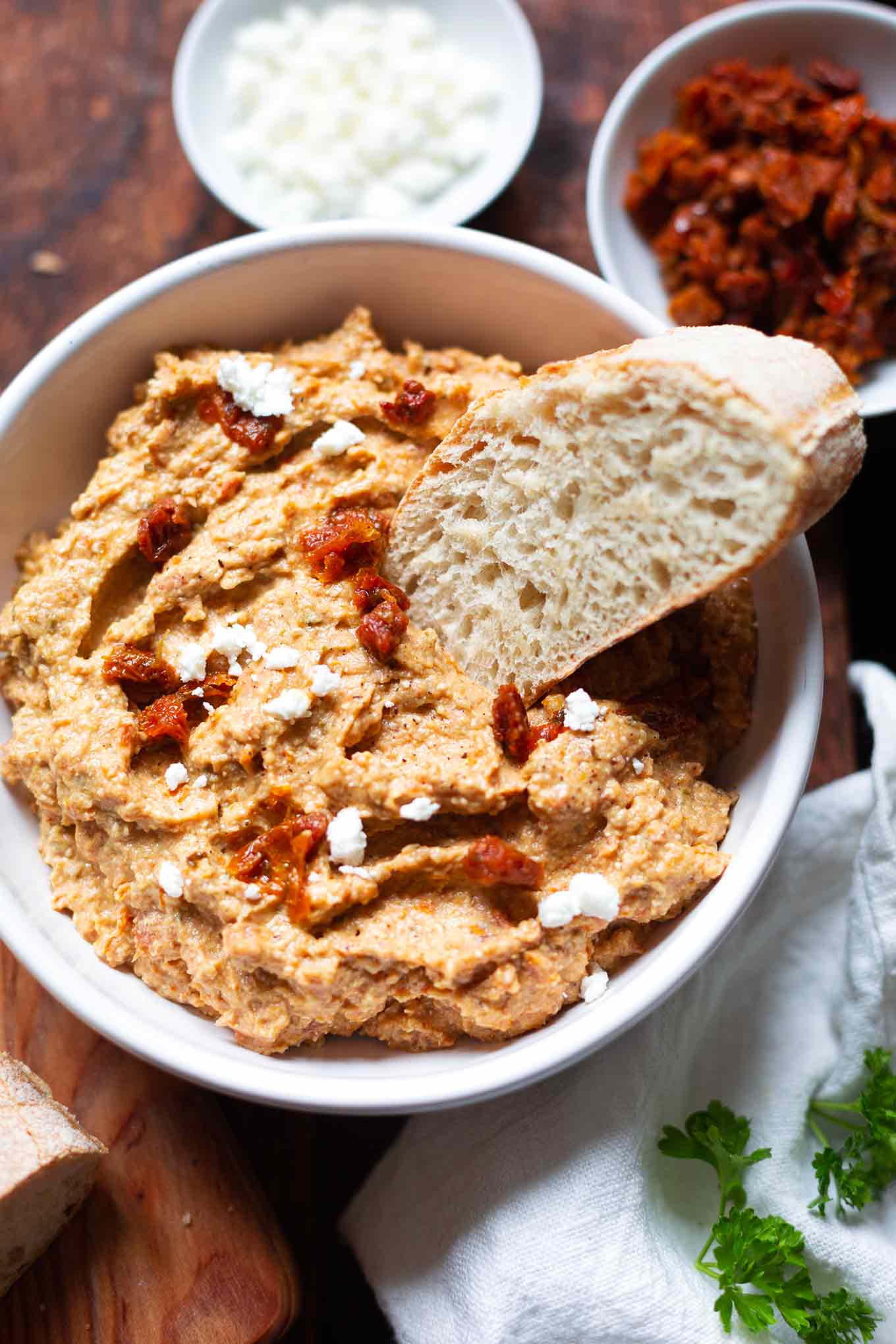 11 schnelle und einfache Grillbeilagen. Dieser einfache Auberginen-Feta-Dip mit getrockneten Tomaten ist perfekt für BBQ, Grillfeier und Picknick, das müsst ihr probieren! - Kochkarussell.com - #grillen #bbq #beilagen #rezept 