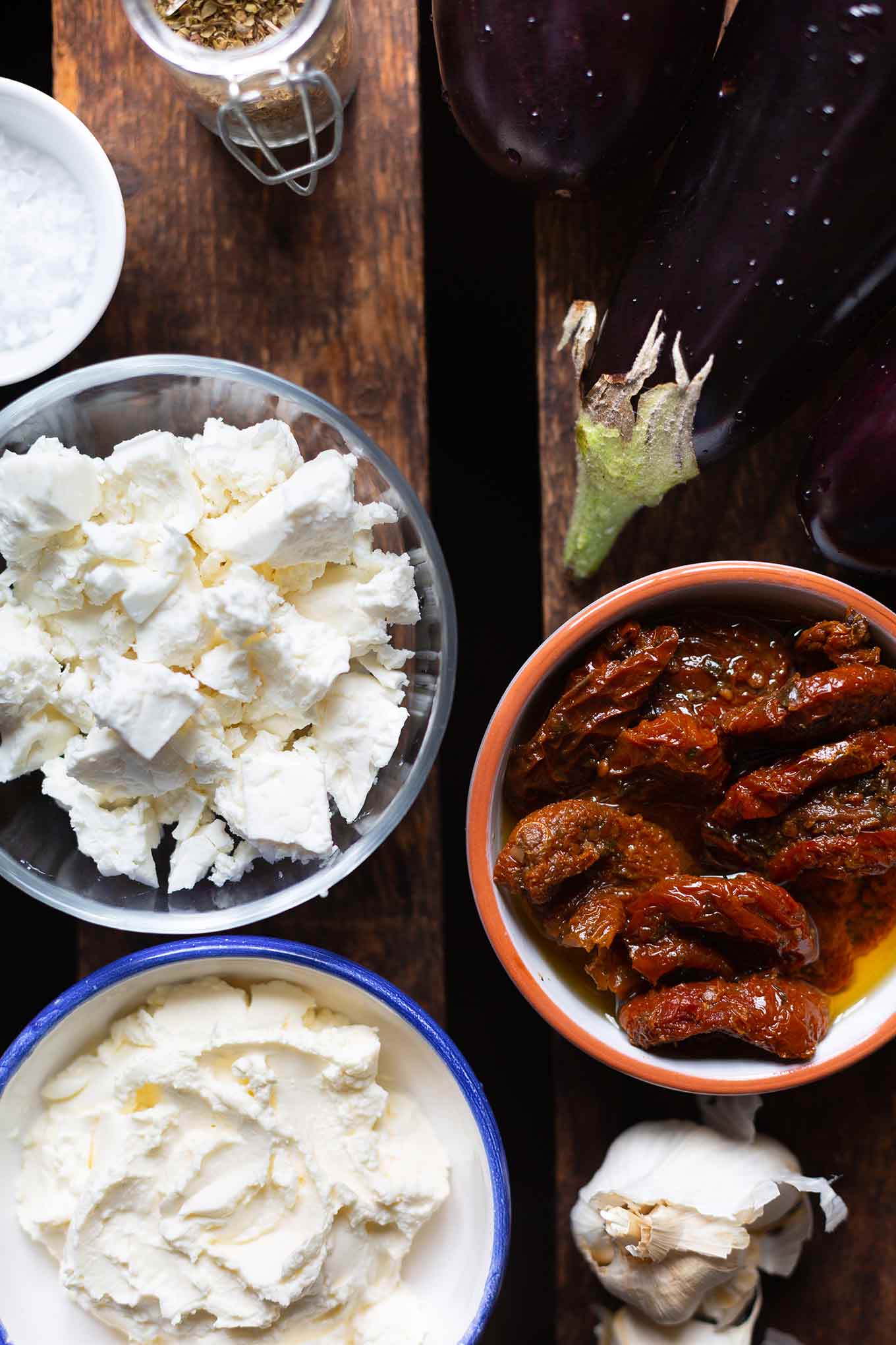 Einfacher Auberginen-Feta-Dip ist die Geheimwaffe für jedes Buffet. Ob zum Grillen oder Dippen - der Dipp ist schnell gemacht und so lecker. Kochkarussell - dein Foodblog für schnelle und einfache Feierabendrezepte