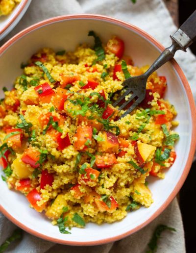 Veganer Couscoussalat mit Pfirsich, Minze und Limetten-Dressing