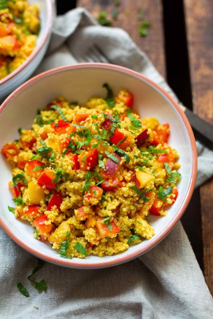 Veganer Couscoussalat mit Pfirsich, Minze und LimettenDressing