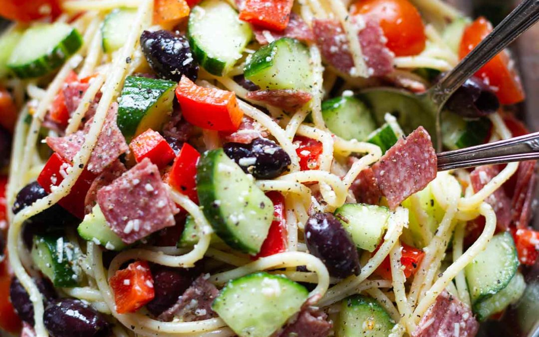 Italienischer Nudelsalat mit Salami (super einfach & so gut!)