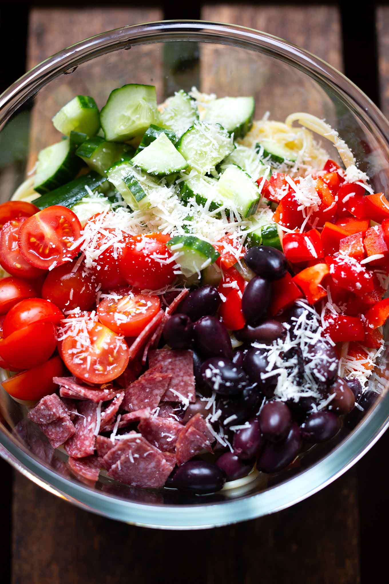 Italienischer Nudelsalat mit Salami. Dieses schnelle und einfache Rezept ist herzhaft, sättigend und perfekt für Grillen und Party! - Kochkarussell.com #nudelsalat #salami #rezept #kochkarussell