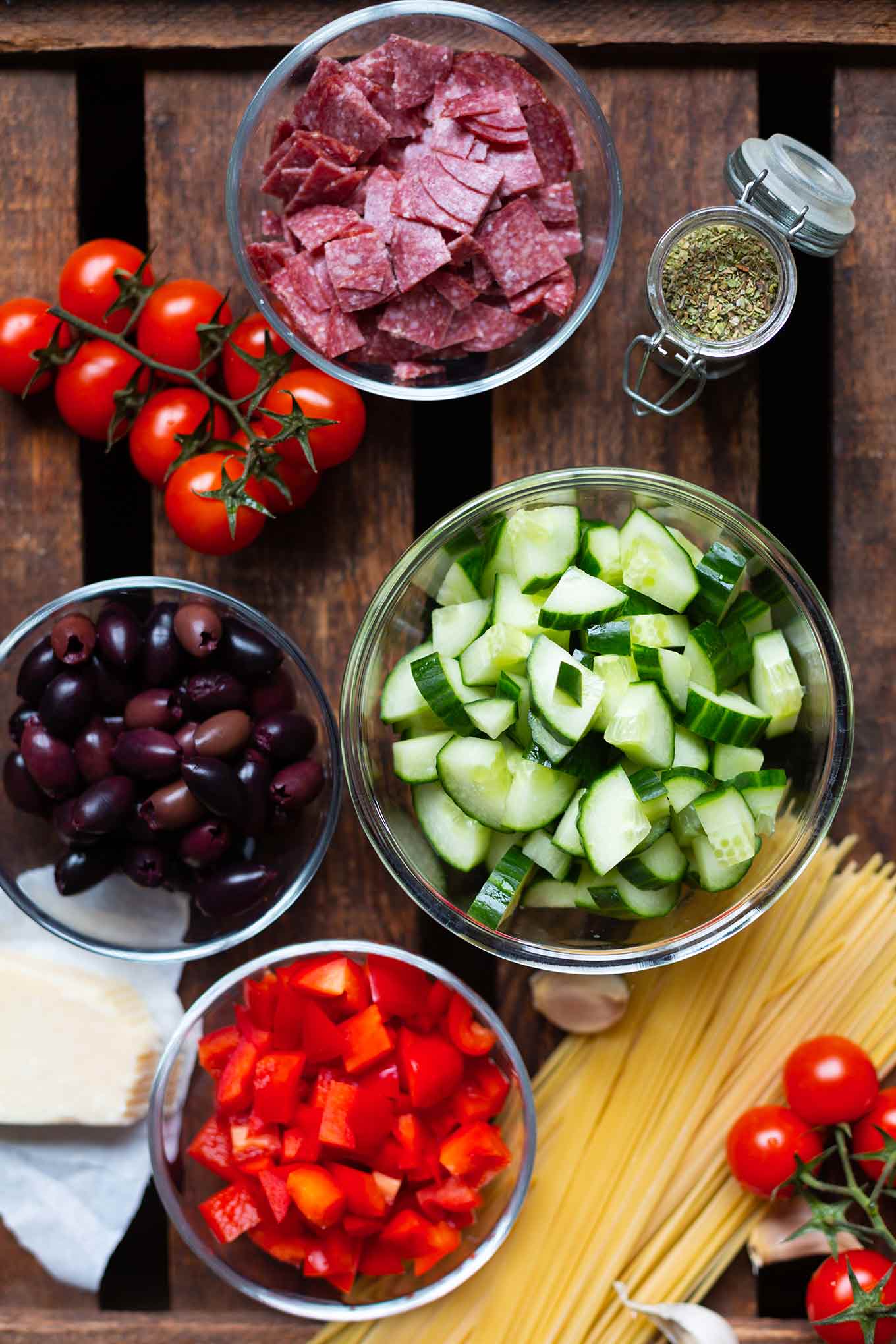 Italienischer Nudelsalat mit Salami. Dieses schnelle und einfache Rezept ist herzhaft, sättigend und perfekt für Grillen und Party! - Kochkarussell.com #nudelsalat #salami #rezept #kochkarussell