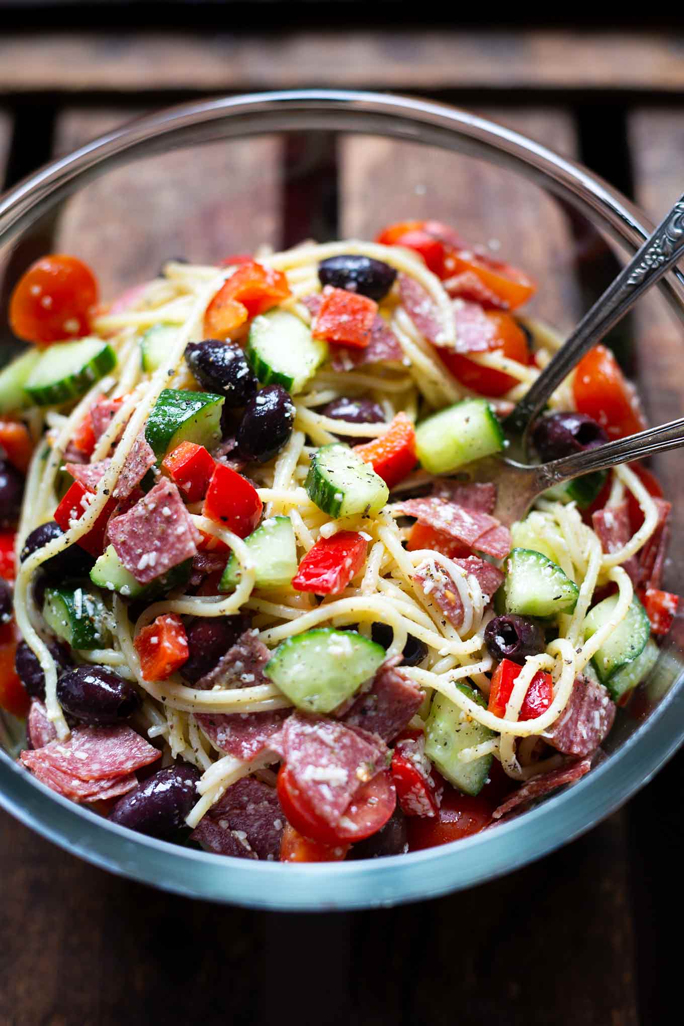 Italienischer Nudelsalat mit Salami. Dieses schnelle und einfache Rezept ist herzhaft, sättigend und perfekt für Grillen und Party! - Kochkarussell.com #nudelsalat #salami #rezept #kochkarussell