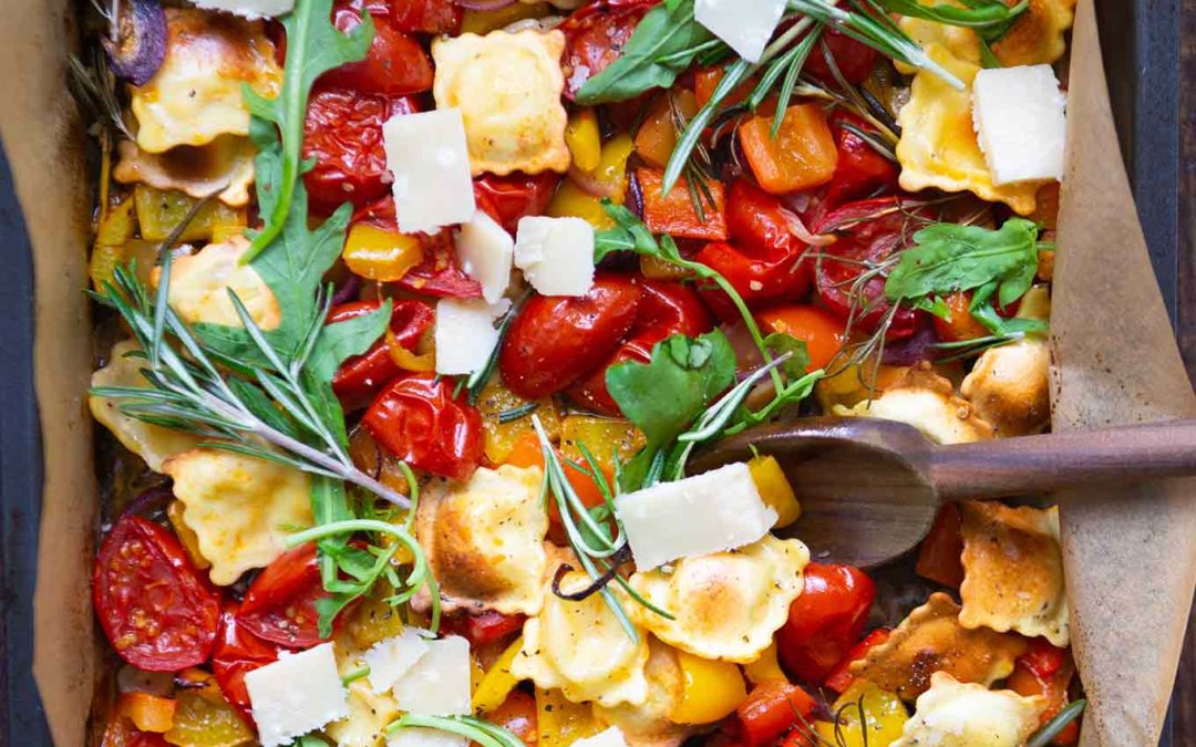 Ein Blech-Ravioli mit Tomaten, Paprika und Rucola