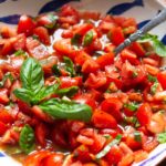 Einfacher-Tomatensalat-mit-Basilikum-1