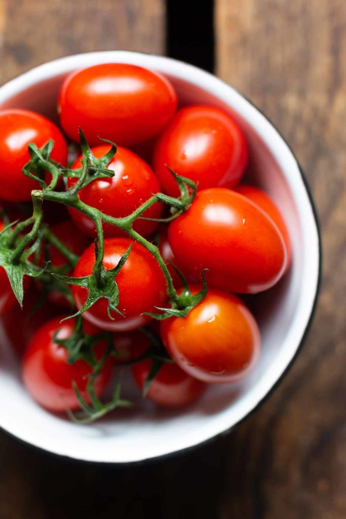 Bester einfacher Tomatensalat mit Basilikum (5 Zutaten!) - Kochkarussell