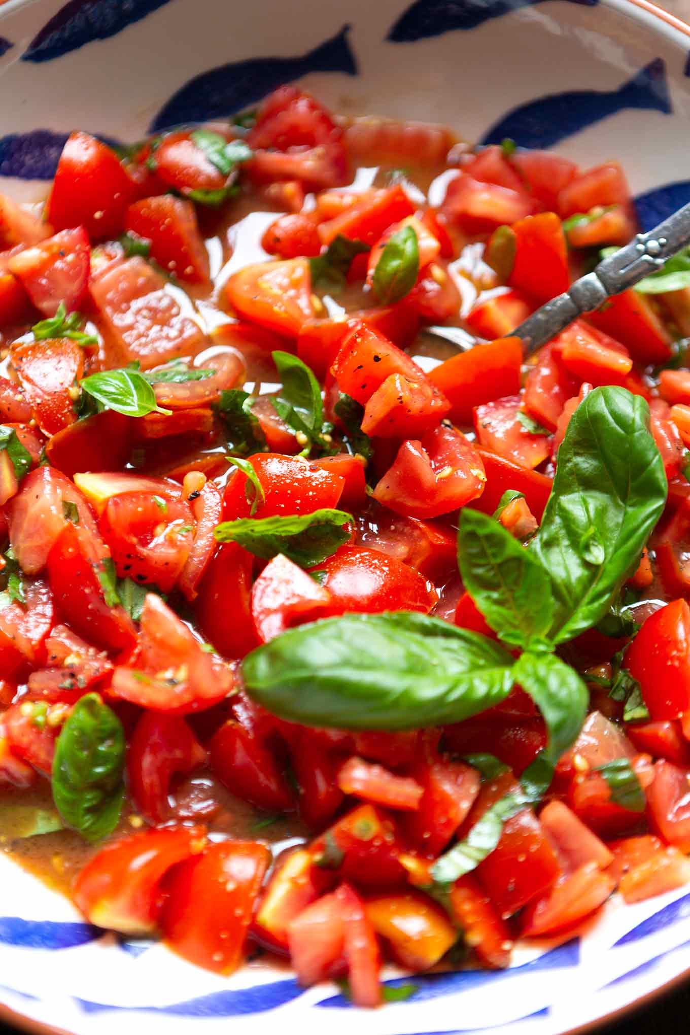 Bester einfacher Tomatensalat mit Basilikum. Dieses schnelle Sommer-Rezept aus 5 Zutaten ist der Renner! Super unkompliziert und SO gut, den müsst ihr probieren! - Kochkarussell.com #tomatensalat #sommerrezept #schnellundeinfach #feierabendküche #kochkarussell