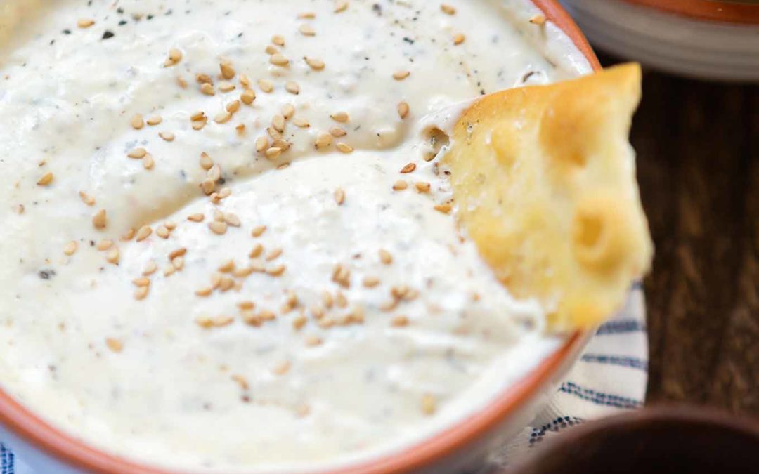 Griechischer Joghurt-Feta-Dip mit Zitrone (Nur 10 Minuten!)