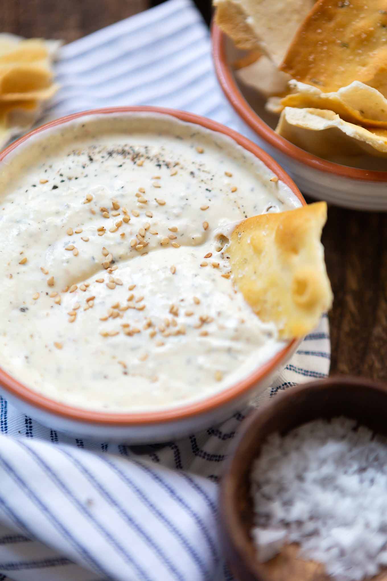Griechischer Joghurt-Feta-Dip mit Zitrone. Dieses ultra cremige 10-Minuten Rezept ist perfekt für Grillen & Parties und kommt immer gut an, das müsst ihr probieren! - Kochkarussell.com #diprezept #grillen #schnellundeinfach #sommerrezept