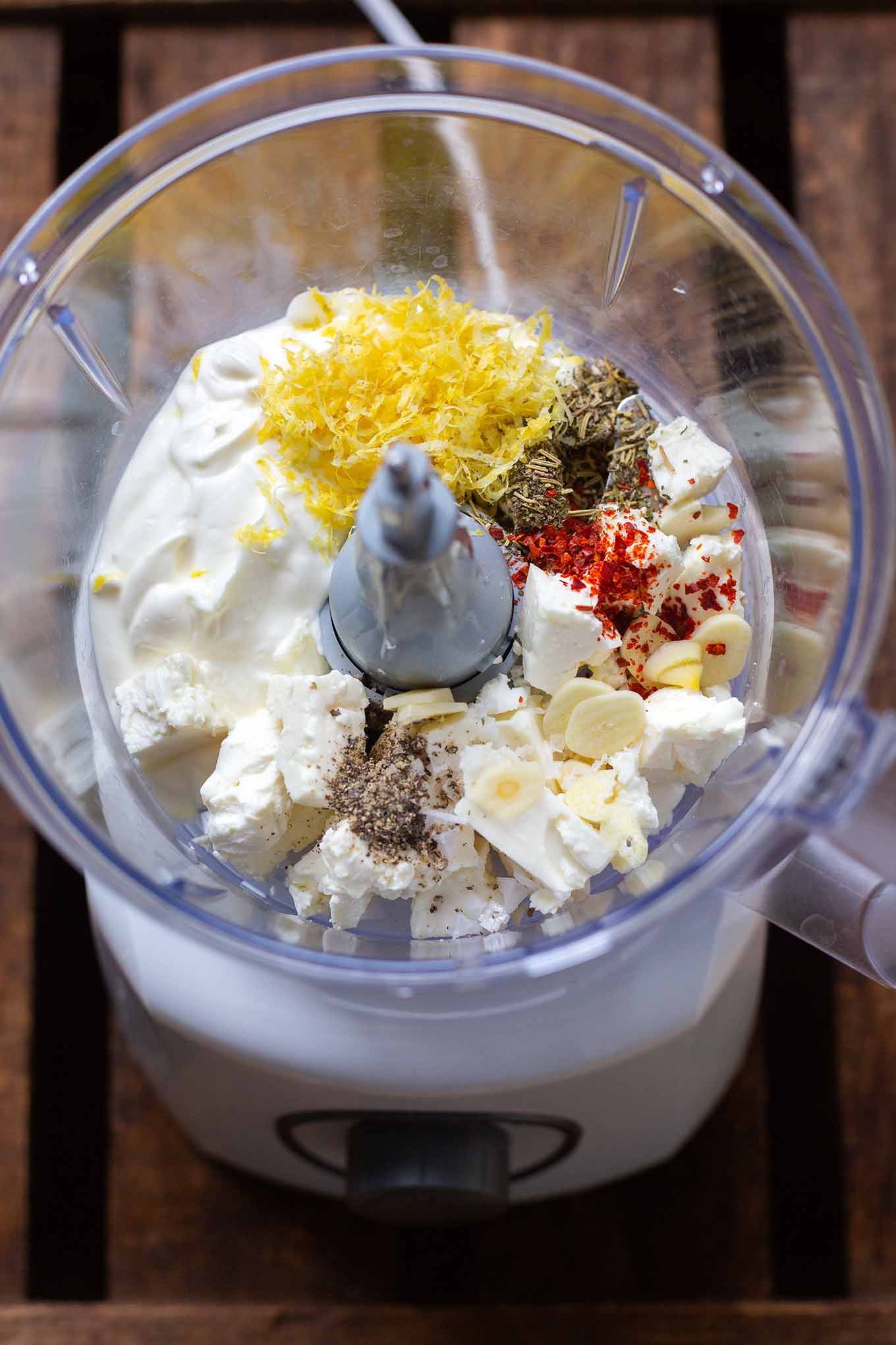 Griechischer Joghurt-Feta-Dip mit Zitrone. Dieses ultra cremige 10-Minuten Rezept ist perfekt für Grillen & Parties und kommt immer gut an, das müsst ihr probieren! - Kochkarussell.com #diprezept #grillen #schnellundeinfach #sommerrezept