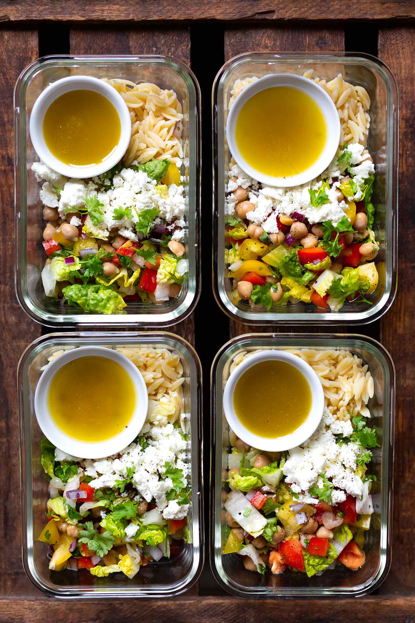 Orzo-Kichererbsen-Meal Prep-Salat mit Feta. Dieses super einfache, gesunde Meal Prep Rezept ist schnell gemacht und SO gut! - Kochkarussell Foodblog #mealprep #salat #kochkarussell