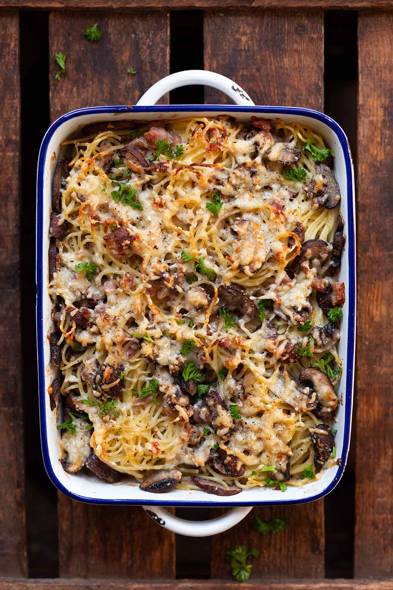 Spaghetti-Carbonara-Auflauf mit Pilzen. Dieses schnelle und einfache Soulfood-Rezept ist perfekt für den Feierabend. Unbedingt probieren! #spaghetticarbonara #auflaufrezept #feierabendküche #kochkarussell 