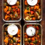 Ein Blech-Ofenkartoffeln mit Kürbis und Kräuterquark. Mit Chili, Olivenöl und Petersilie – super einfach, schnell gemacht und richtig lecker – das ultimative Meal Prep! - Kochkarussell Foodblog #einblech #kartoffeln #schnell #mealprep
