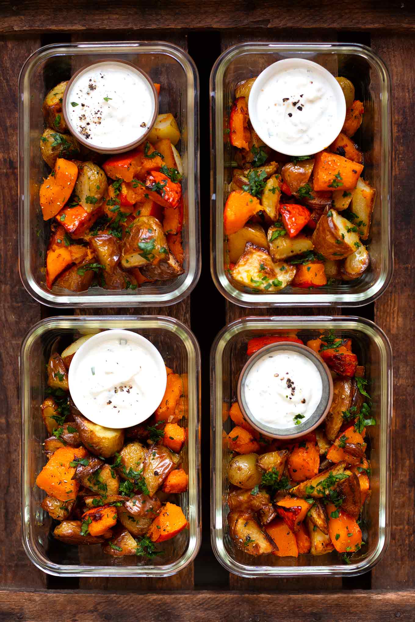 11 schnelle und einfache Kürbis-Rezepte: Ein Blech-Ofenkartoffeln mit Kürbis und Kräuterquark. Kochkarussell - dein Foodblog für schnelle und einfache Feierabendküche.