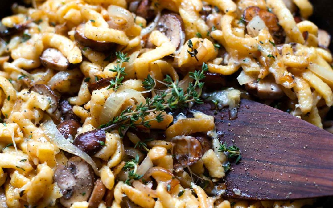 Einfache Käsespätzle mit gebratenen Champignons (nur 30 Min!)