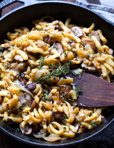 Einfache Käsespätzle mit gebratenen Champignons und Thymian