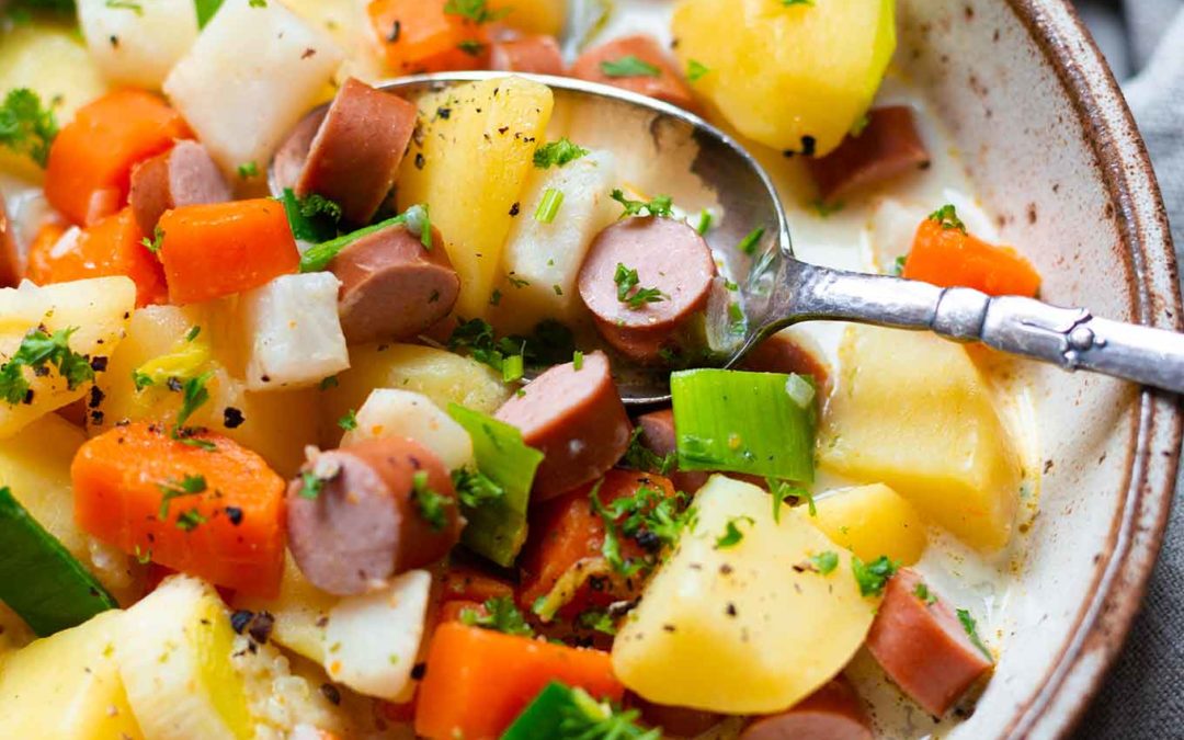 Omas Kartoffelsuppe mit Würstchen (einfach und klassisch)