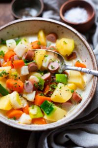 Omas Kartoffelsuppe mit Würstchen