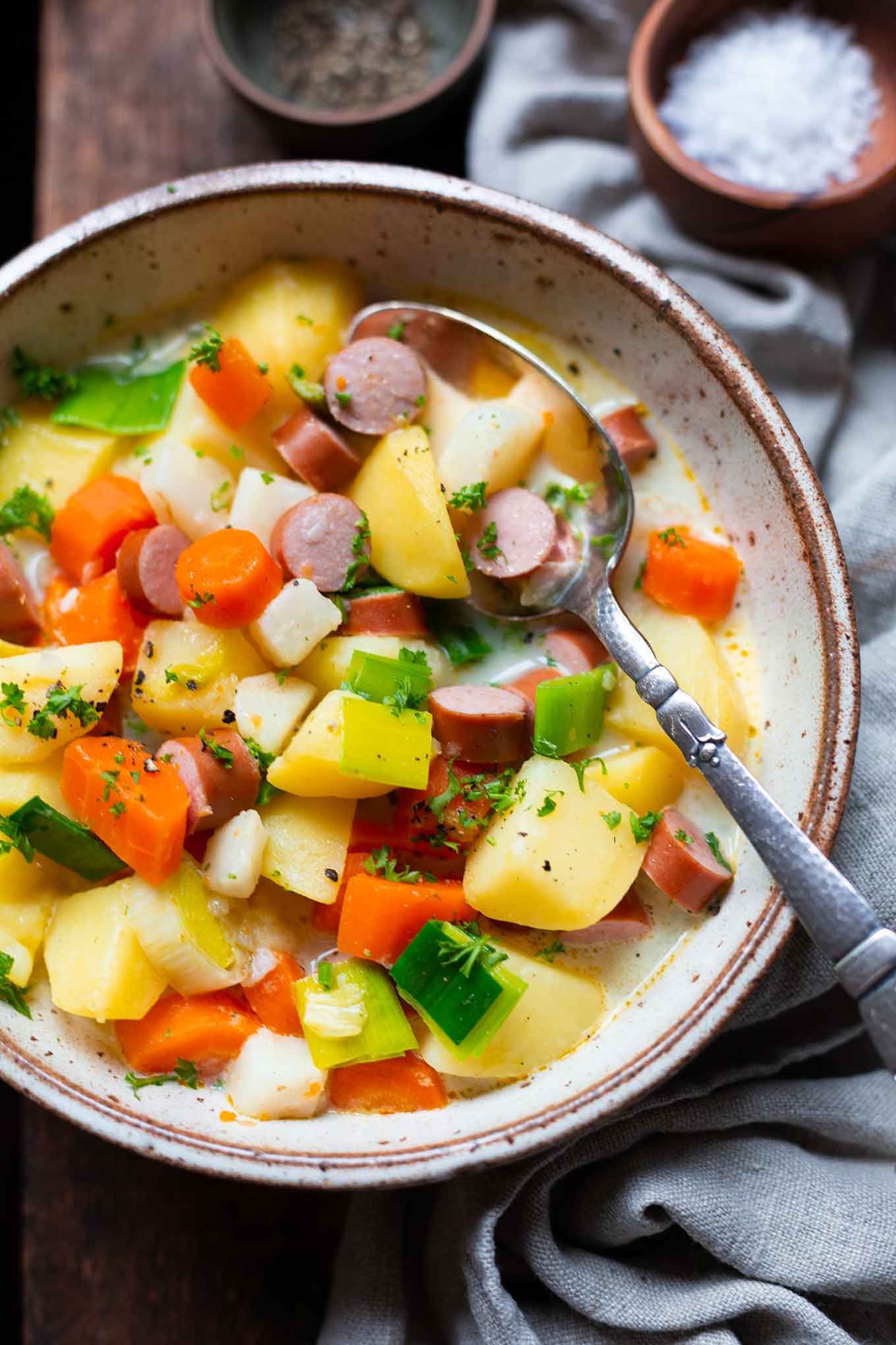 Omas Kartoffelsuppe mit Würstchen. Super einfach, klassisch und in nur 35 Minuten fertig. Ein echtes Soulfood Rezept mit viel Gemüse für deinen perfekten Feierabend. – Kochkarussell Foodblog #kartoffelsuppe #winterrezept #gemüsesuppe 
