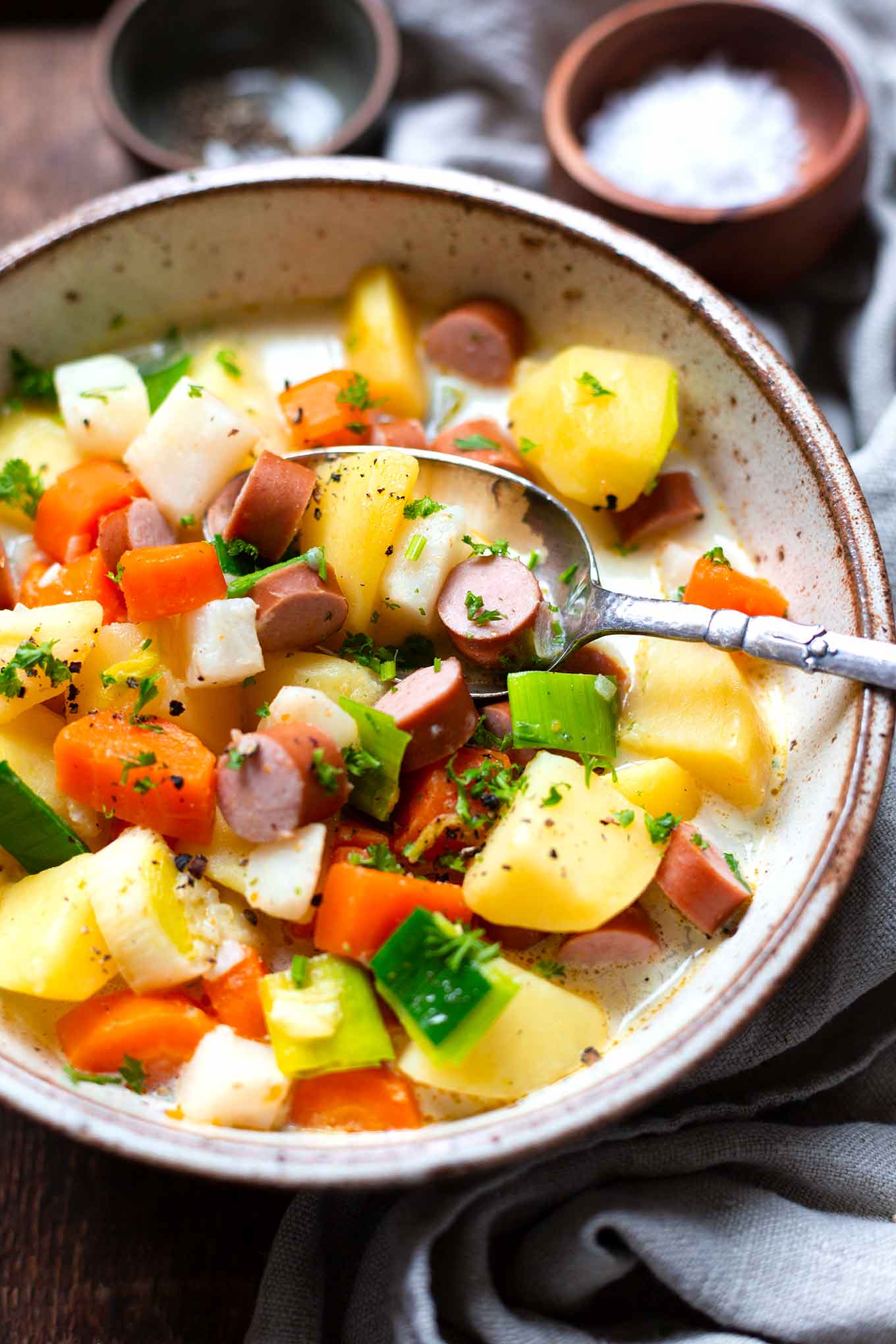 Omas Kartoffelsuppe mit Würstchen. Super einfach, klassisch und in nur 35 Minuten fertig. Ein echtes Soulfood Rezept mit viel Gemüse für deinen perfekten Feierabend. – Kochkarussell Foodblog #kartoffelsuppe #winterrezept #gemüsesuppe 