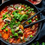 Vegetarische Thai-Gemüsesuppe mit Kokosmilch. Super lecker, einfach und in nur 20 Minuten fertig. Mit viel Gemüse, scharfer Currypaste und leckerem Koriander gibt's hier echtes Soulfood für Genießer. – Kochkarussell Foodblog #thaisuppe #winterrezept #curry #gemüsesuppe
