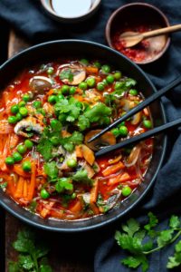 Vegetarische Thai-Gemüsesuppe mit Kokosmilch