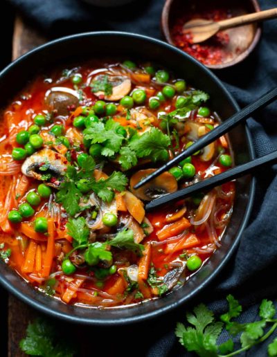 Vegetarische Thai-Gemüsesuppe mit Kokosmilch