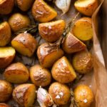 Einfache Rosmarinkartoffeln aus dem Ofen. Super knusprig, nur 5 Minuten Vorbereitungszeit und mit Knoblauch und Olivenöl so unfassbar lecker – die ultimative Beilage für eure Gäste. - Kochkarussell Foodblog #ofenkartoffeln #ofengericht #schnell #einfach