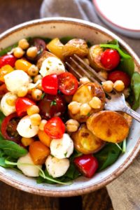 Kartoffel Kichererbsen Power Bowl mit bunten Tomaten