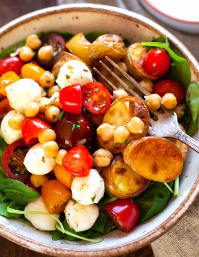Kartoffel Kichererbsen Power Bowl mit bunten Tomaten