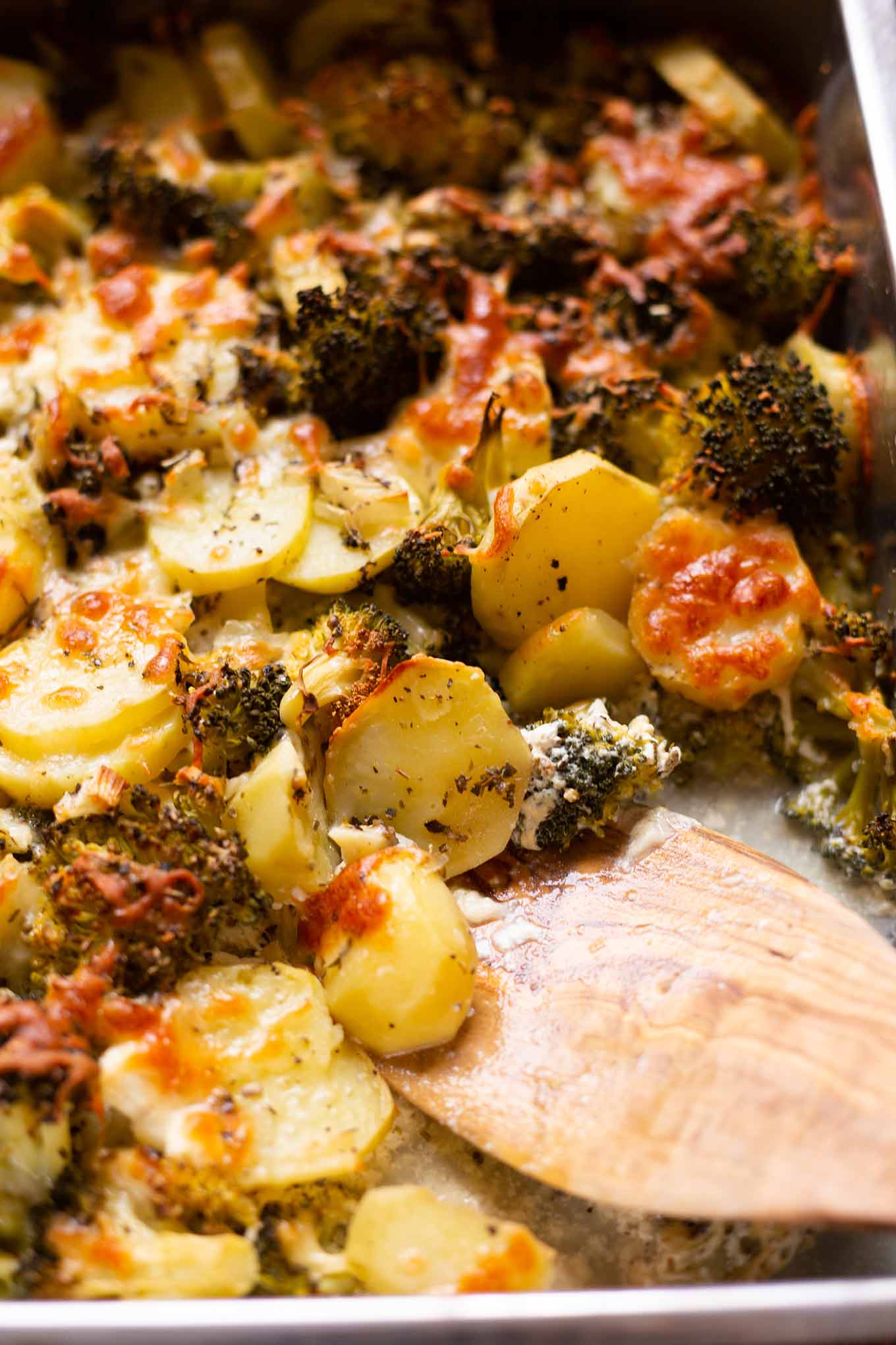 Kartoffel-Brokkoli-Auflauf mit Feta ist ein einfaches 10-Zutaten Rezept aus dem Ofen. Absolutes Soulfood und schnell gemacht! Kochkarussell #kartoffelbrokkoliauflauf #auflauf #mealprep 