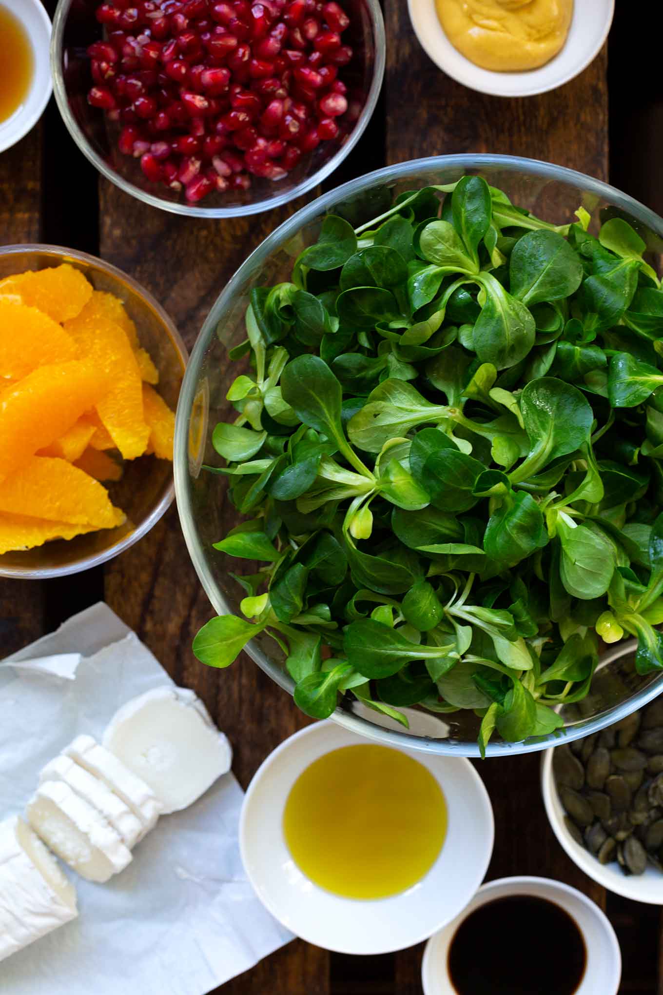 Wintersalat mit Orange, Granatapfel und Ziegenkäse. Dieser schnelle Salat ist gesund und SO gut! - Kochkarussell Foodblog #wintersalat #salat #ziegenkäse #orange
