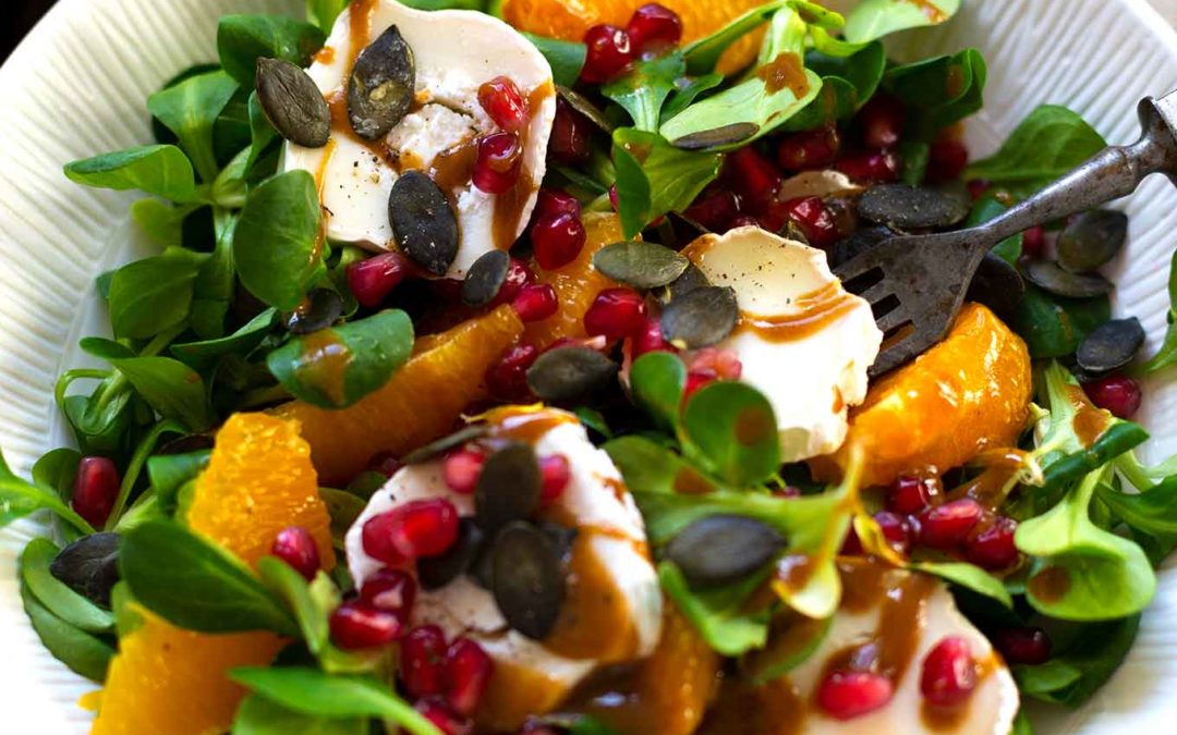 Wintersalat mit Orange, Granatapfel und Ziegenkäse