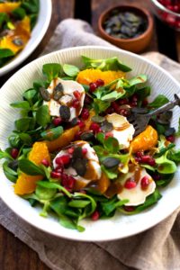 Wintersalat mit Orange, Granatapfel und Ziegenkäse