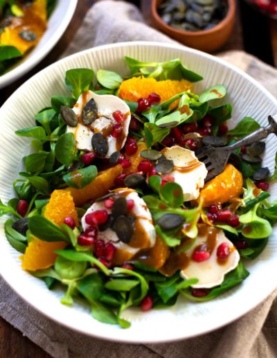 Wintersalat mit Orange, Granatapfel und Ziegenkäse