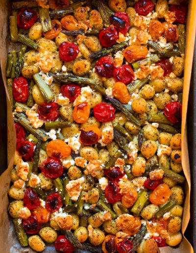Ein Blech-Gnocchi mit grünem Spargel, Tomaten und Feta