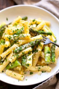 Pasta mit grünem Spargel und Parmesan