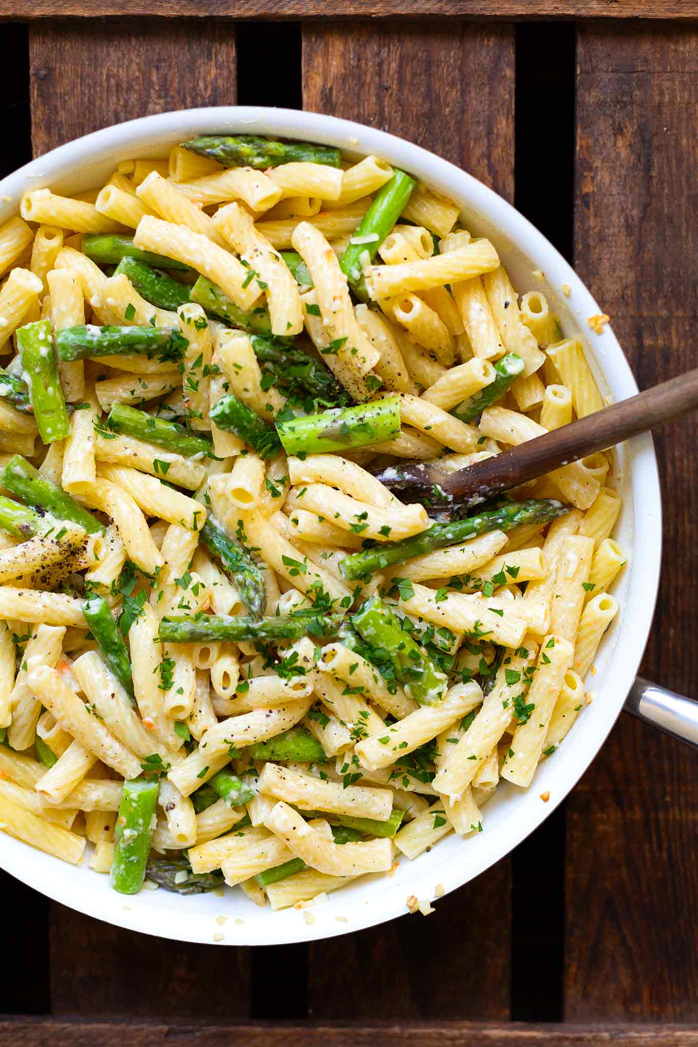 Einfache Pasta mit grünem Spargel und Parmesan. Dieses schnelle 20-Minuten Rezept ist super einfach und SO gut! - Kochkarussell Foodblog #spargel #spargelrezept #frühlingsrezept #kochkarussell