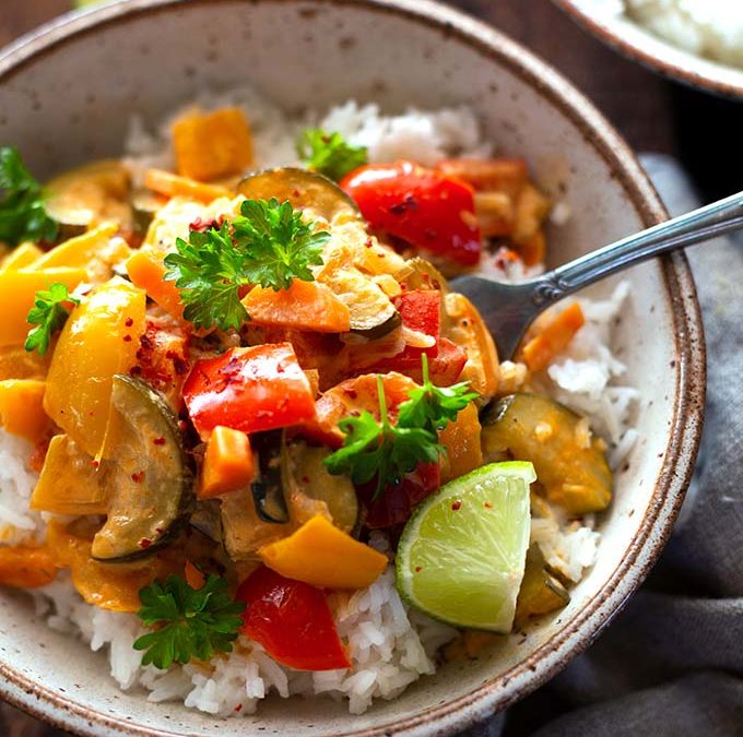 Einfaches Thai-Gemüse-Curry mit Kokosmilch (30 Minuten!)