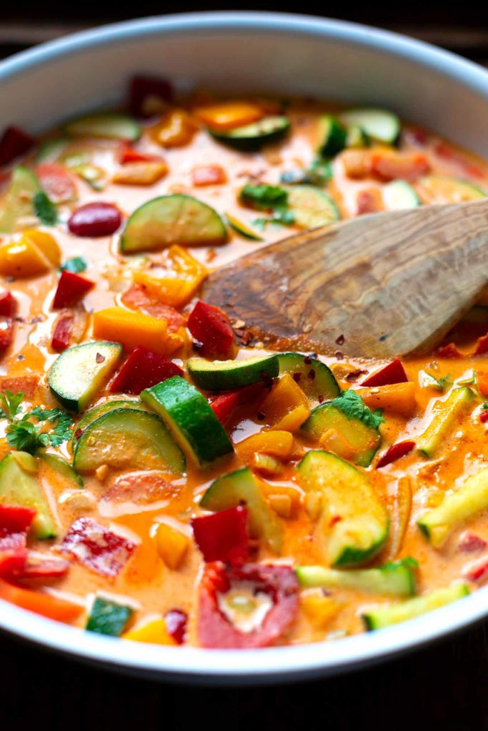 Thailändisches Gemüse-Curry in einer Pfanne.