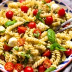 20-Minuten Nudelsalat mit Pesto, Tomate und Mozzarella – Kochkarussell.com