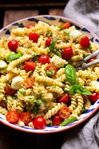 Nudelsalat mit Pesto (Caprese-Nudelsalat)