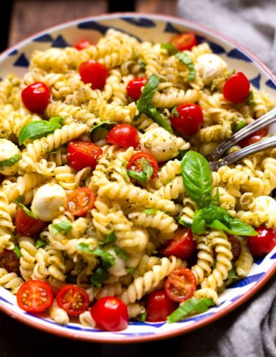 Nudelsalat mit Pesto (Caprese-Nudelsalat)