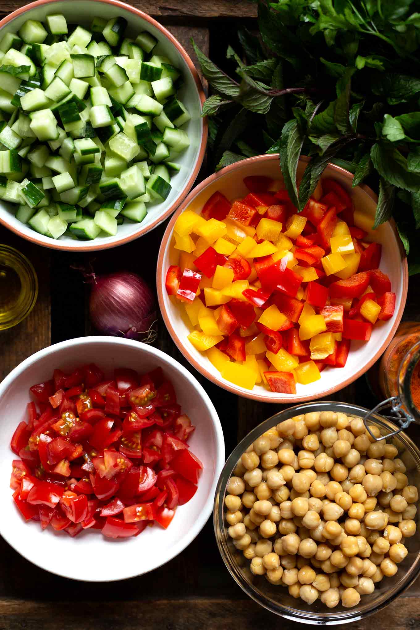 Mediterraner Kichererbsen-Meal Prep-Salat. Dieses schnelle 20 Minuten Sommer Rezept ist perfekt für Grillen, Picknick und Co! - Kochkarussell Foodblog #salat #sommersalat #sommerrezept