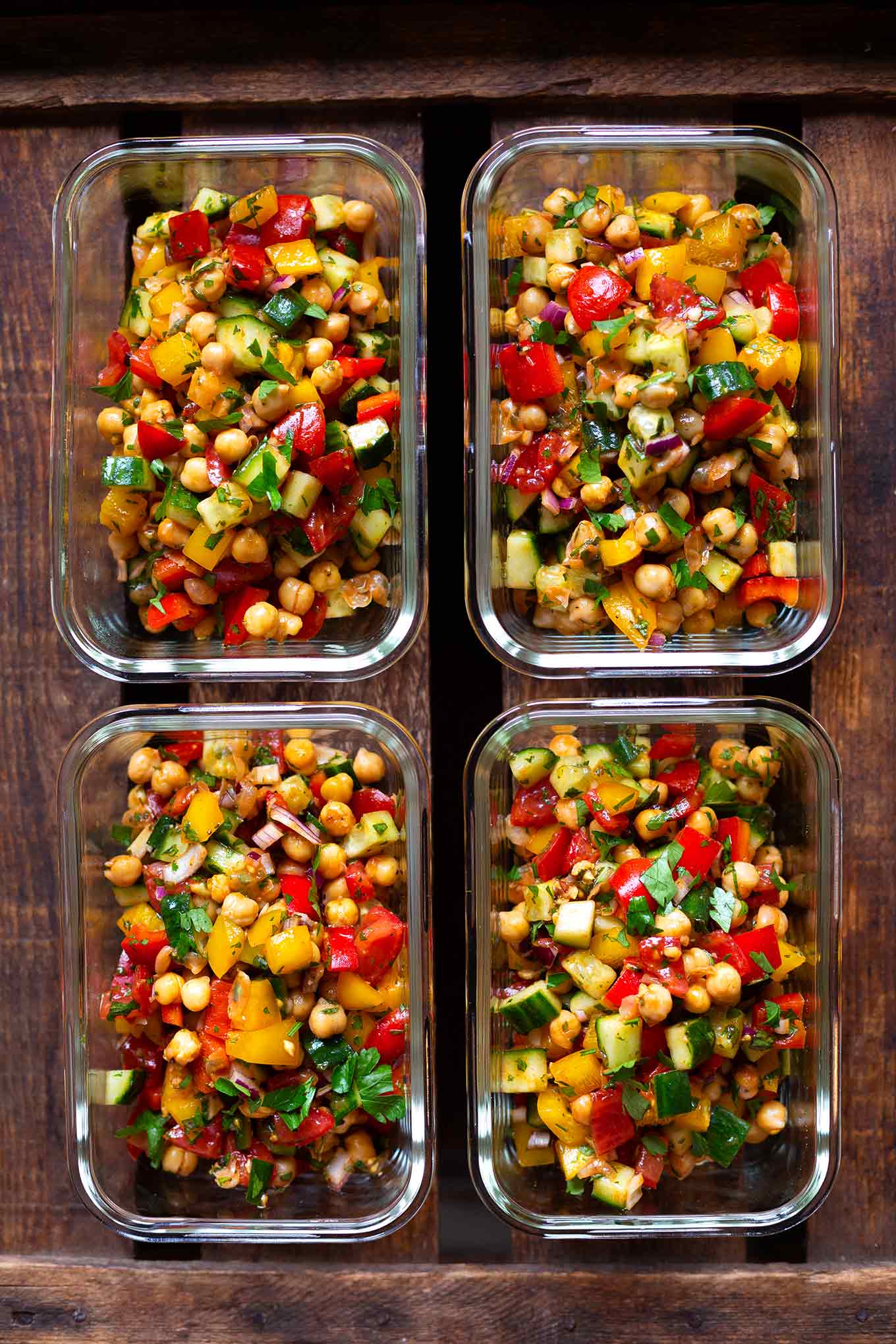 Mediterraner Kichererbsen-Meal Prep-Salat. Dieses schnelle 20 Minuten Sommer Rezept ist perfekt für Grillen, Picknick und Co! - Kochkarussell Foodblog #salat #sommersalat #sommerrezept
