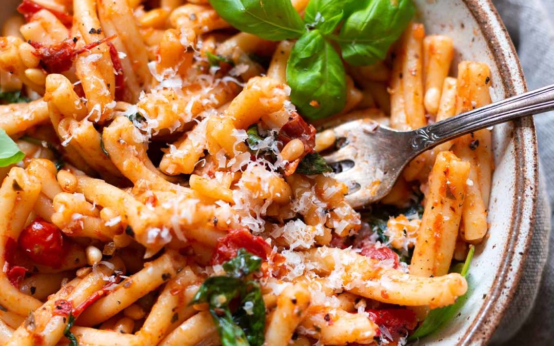 Einfache One Pot Pasta mit Pesto und getrockneten Tomaten (15 Minuten!)