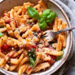 One-Pot-Pasta-mit–Pesto-und-getrockneten-Tomaten-4
