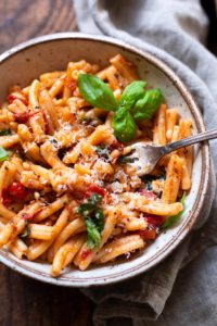 One Pot Pasta mit Pesto und getrockneten Tomaten