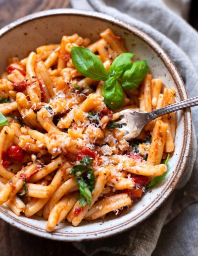 One Pot Pasta mit Pesto und getrockneten Tomaten